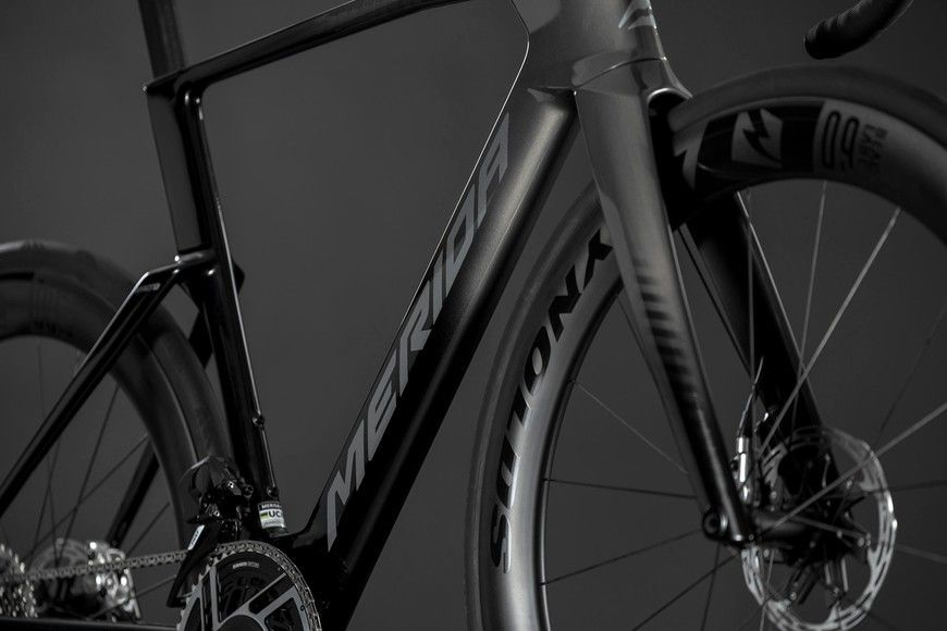 Merida REACTO 10K (2027) aero шосейний велосипед SRAM Red AXS 2x12, колір black/mineral gold, розмір M (174-185 см) A62711A00019 фото