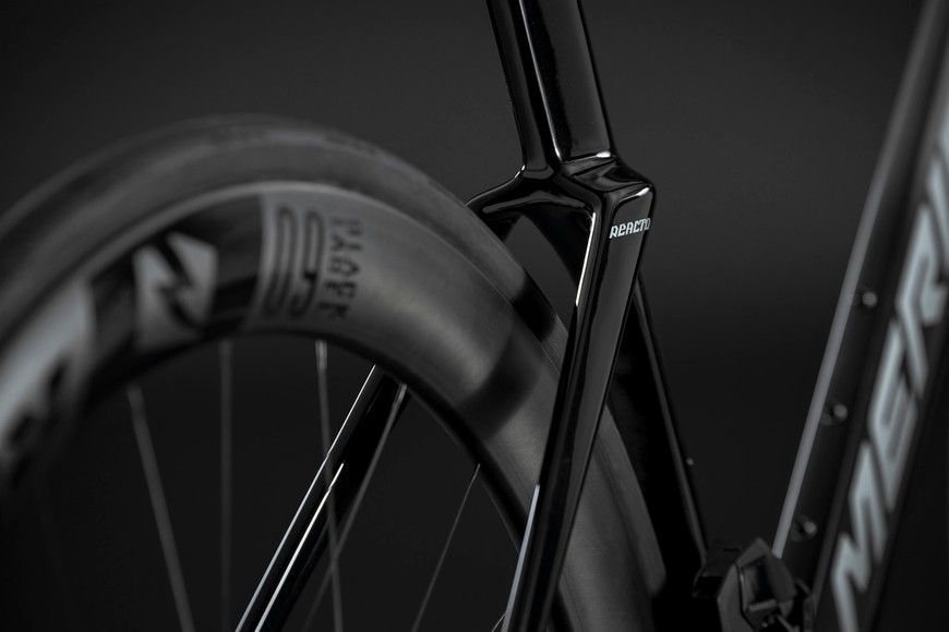 Merida REACTO 10K (2027) aero шосейний велосипед SRAM Red AXS 2x12, колір black/mineral gold, розмір M (174-185 см) A62711A00019 фото