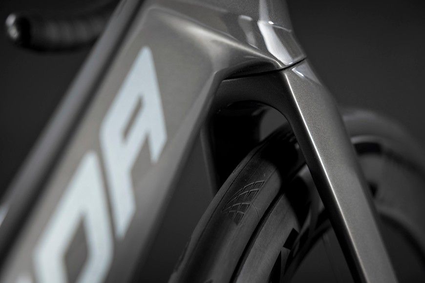 Merida REACTO 10K (2027) aero шосейний велосипед SRAM Red AXS 2x12, колір black/mineral gold, розмір M (174-185 см) A62711A00019 фото