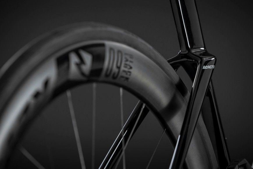 Merida REACTO 10K (2027) aero шосейний велосипед SRAM Red AXS 2x12, колір black/mineral gold, розмір M (174-185 см) A62711A00019 фото