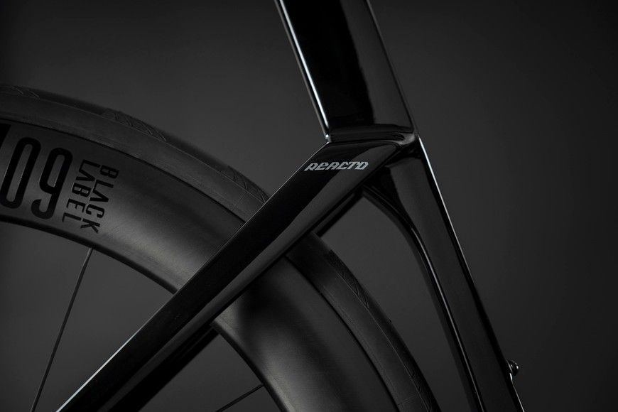 Merida REACTO 10K (2027) aero шосейний велосипед SRAM Red AXS 2x12, колір black/mineral gold, розмір M (174-185 см) A62711A00019 фото