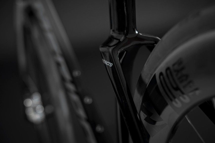 Merida REACTO 10K (2027) aero шосейний велосипед SRAM Red AXS 2x12, колір black/mineral gold, розмір M (174-185 см) A62711A00019 фото