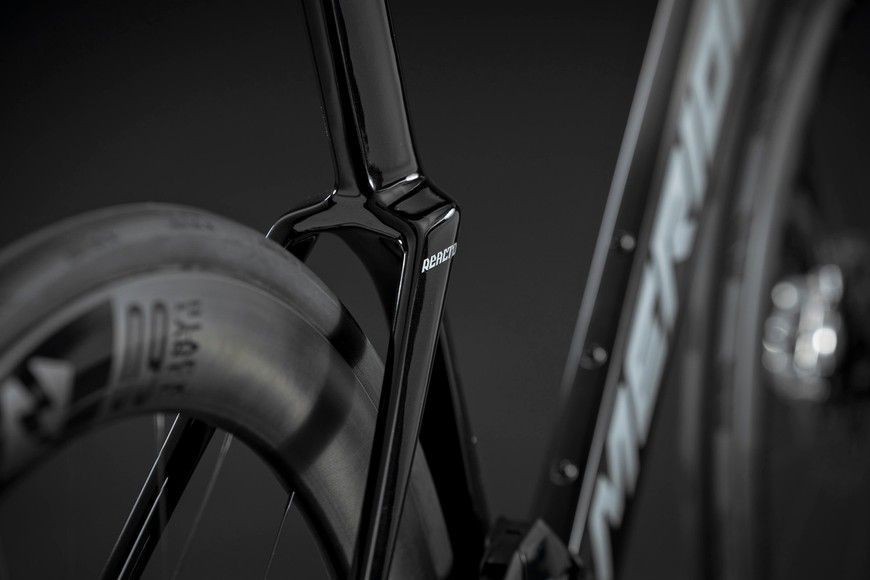 Merida REACTO 10K (2027) aero шосейний велосипед SRAM Red AXS 2x12, колір black/mineral gold, розмір M (174-185 см) A62711A00019 фото